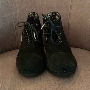 TOMS black wedges